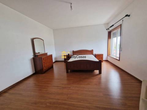 Apartamento T0 c/ 2 Lugares de Garagem.