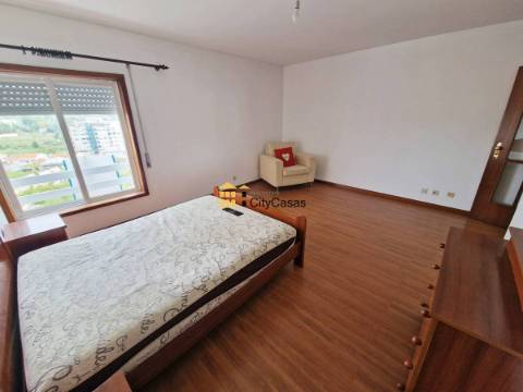 Apartamento T0 c/ 2 Lugares de Garagem.