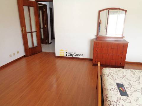 Apartamento T0 c/ 2 Lugares de Garagem.