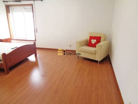 Apartamento T0 c/ 2 Lugares de Garagem.