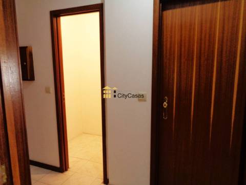 Apartamento T0 c/ 2 Lugares de Garagem.