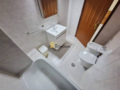 Apartamento T0 c/ 2 Lugares de Garagem.