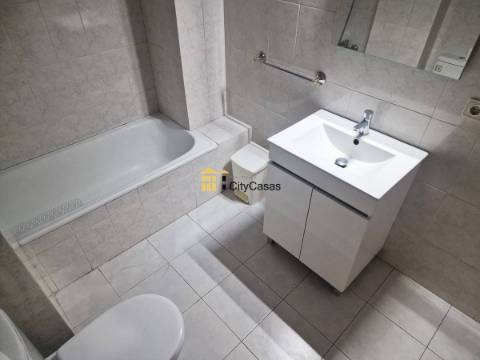 Apartamento T0 c/ 2 Lugares de Garagem.