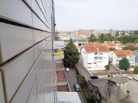 Apartamento T0 c/ 2 Lugares de Garagem.