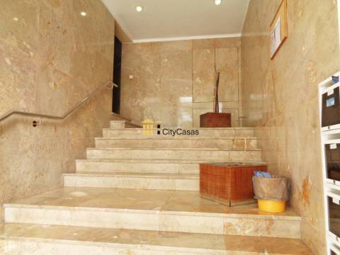 Apartamento T0 c/ 2 Lugares de Garagem.