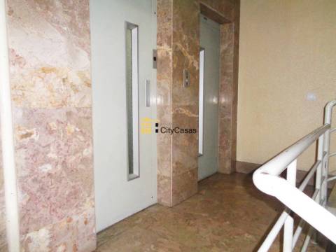 Apartamento T0 c/ 2 Lugares de Garagem.