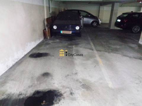 Apartamento T0 c/ 2 Lugares de Garagem.