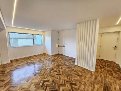 Apartamento T4 Renovado em Zona ARU do Porto