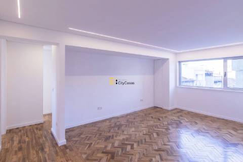 Apartamento T4 Renovado em Zona ARU do Porto