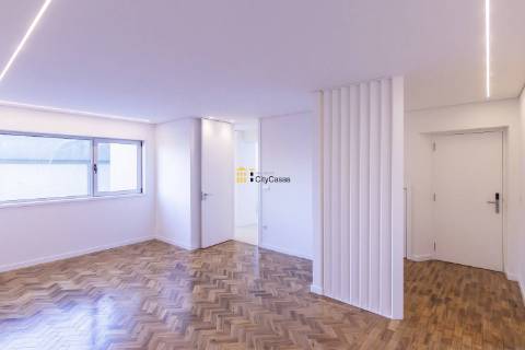 Apartamento T4 Renovado em Zona ARU do Porto