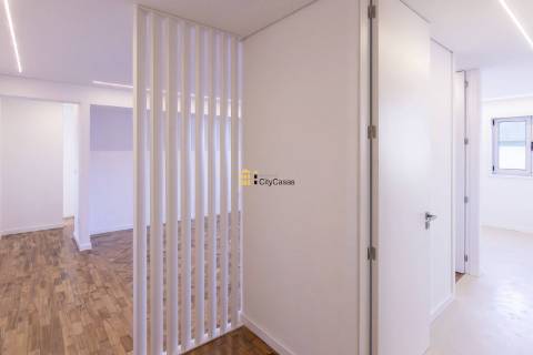 Apartamento T4 Renovado em Zona ARU do Porto