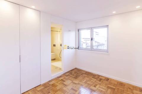 Apartamento T4 Renovado em Zona ARU do Porto