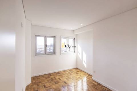 Apartamento T4 Renovado em Zona ARU do Porto