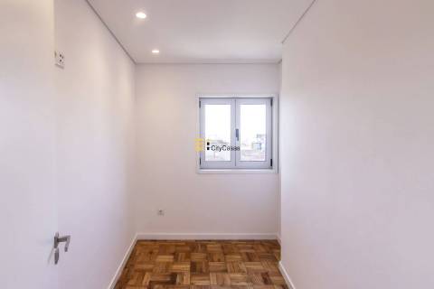 Apartamento T4 Renovado em Zona ARU do Porto