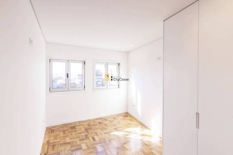 Apartamento T4 Renovado em Zona ARU do Porto