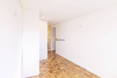 Apartamento T4 Renovado em Zona ARU do Porto