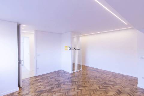 Apartamento T4 Renovado em Zona ARU do Porto