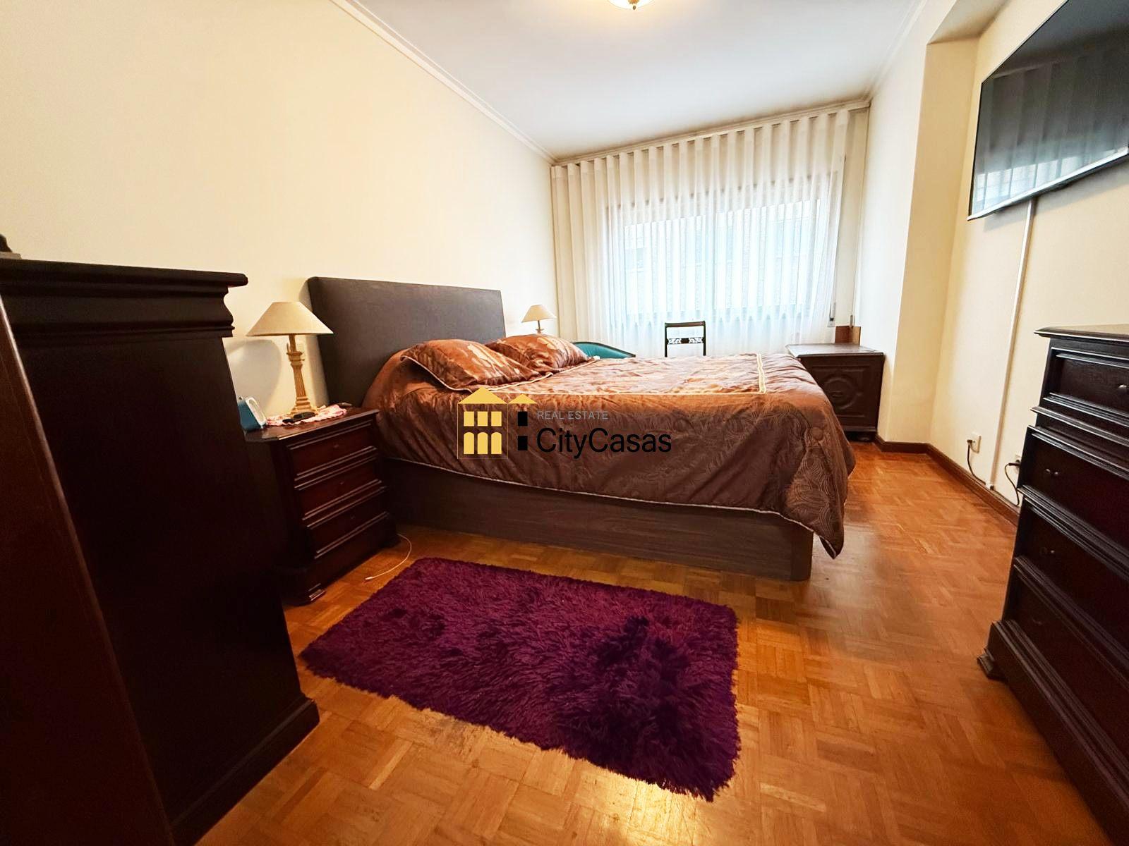 T4 c/ Garagem Fechada à Avenida da República.