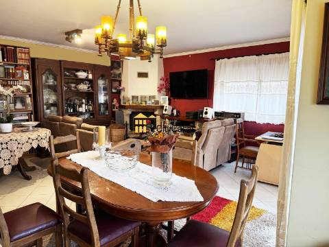 T4 c/ Garagem Fechada à Avenida da República.