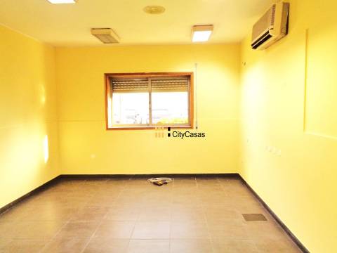 Espaço Comercial em Nogueira da Maia