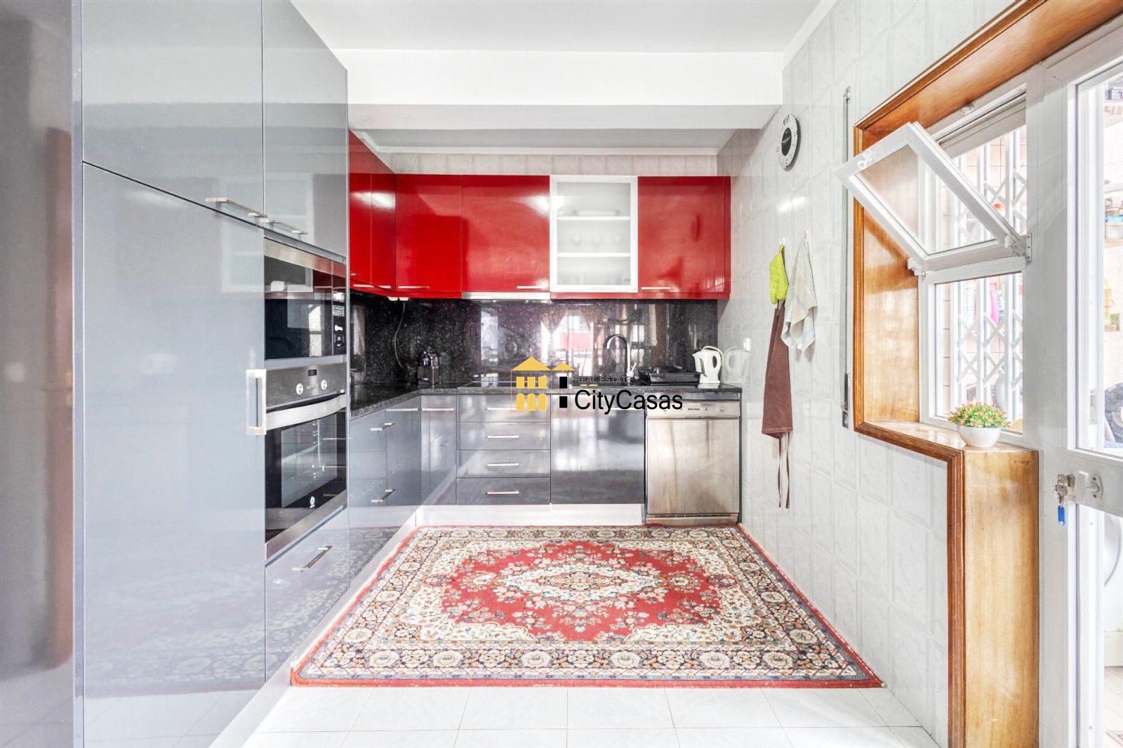 T2 Renovado c/ L. Garagem | Estação de Metro