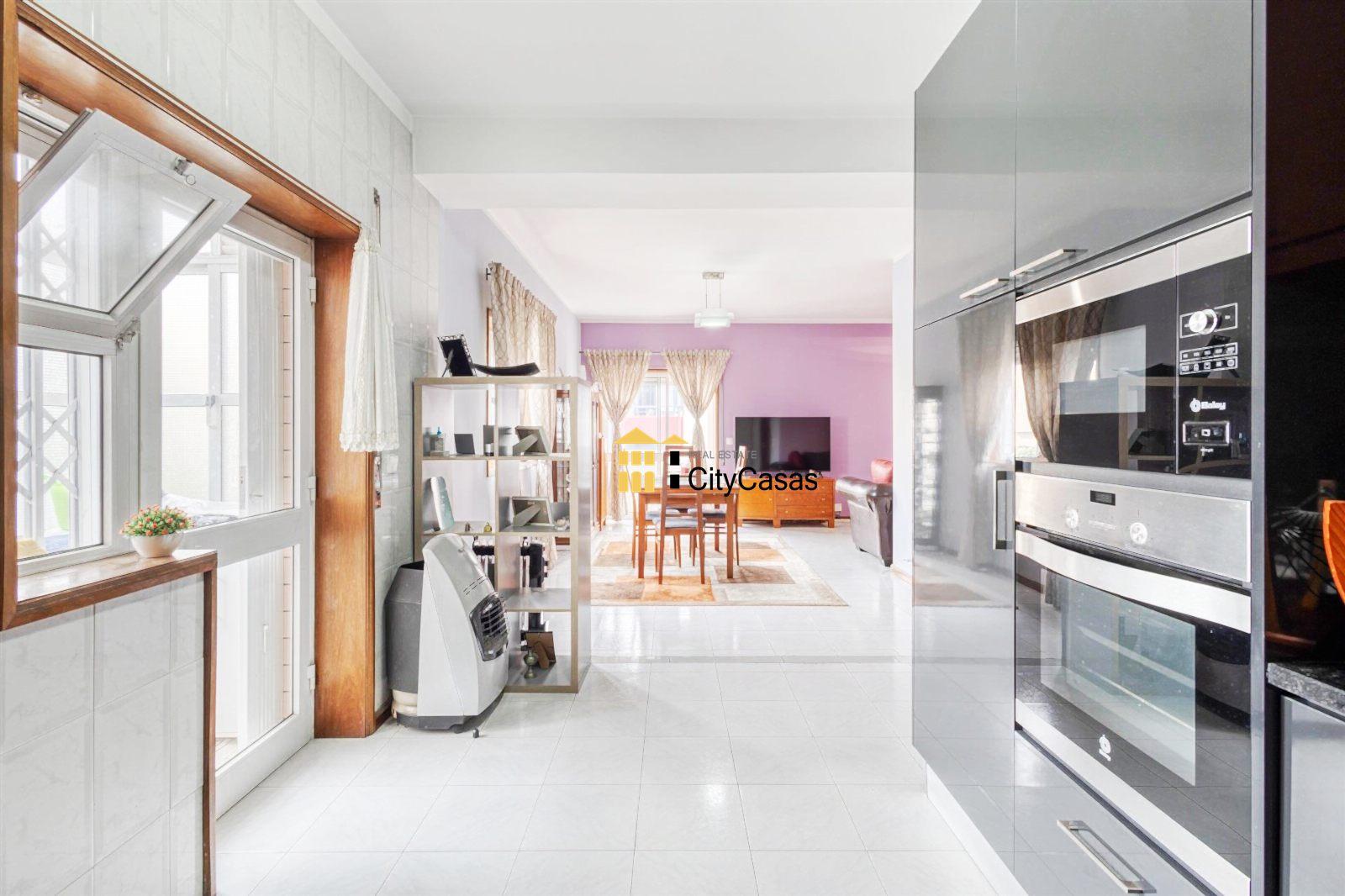 T2 Renovado c/ L. Garagem | Estação de Metro