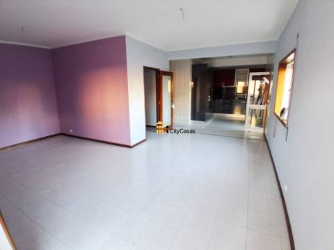 T2 Renovado c/ L. Garagem | Estação de Metro