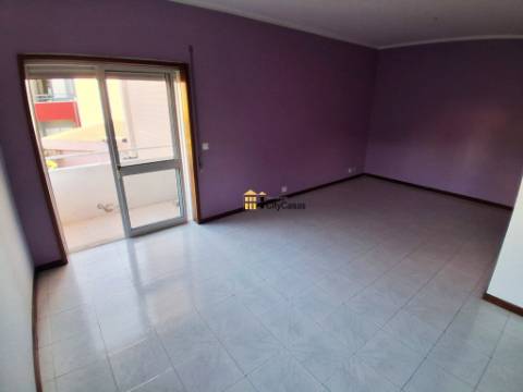 T2 Renovado c/ L. Garagem | Estação de Metro