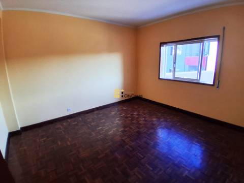 T2 Renovado c/ L. Garagem | Estação de Metro