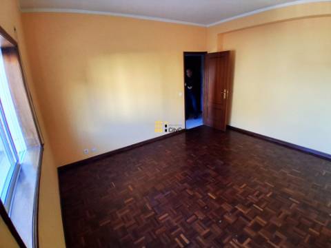 T2 Renovado c/ L. Garagem | Estação de Metro