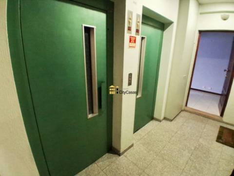 T2 Renovado c/ L. Garagem | Estação de Metro