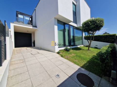 Moradia com 3 Suítes | Junto à Praia de Canidelo