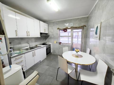 Apartamento T3 c/ L. Garagem | Mafamude