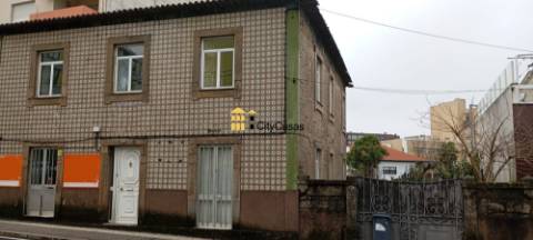 Terreno de 911 m2 com PIP | Castêlo da Maia