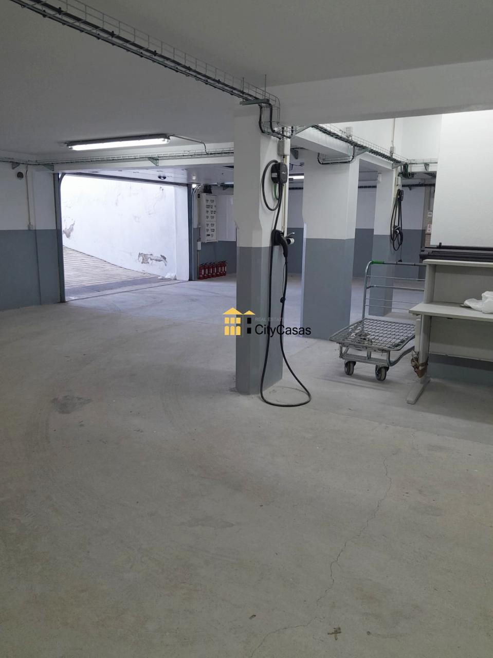 Armazém/Garagem com 212 m2 | Centro de Gondomar