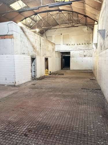 Prédio/Armazém em Milheirós