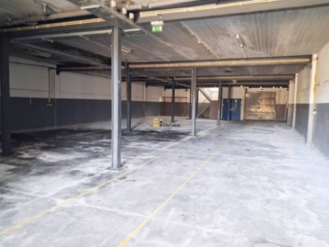 Armazém com 957 m2 em Touguinhó, Vila do Conde.