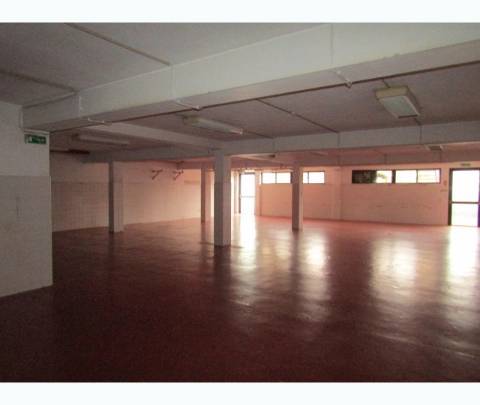 Espaço Comercial c/ Logradouro para Venda à Rotunda da Boavista