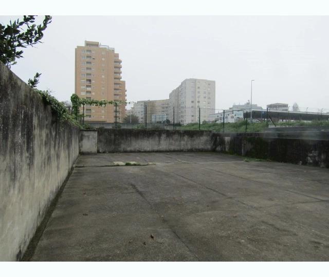 Espaço Comercial c/ Logradouro para Venda à Rotunda da Boavista