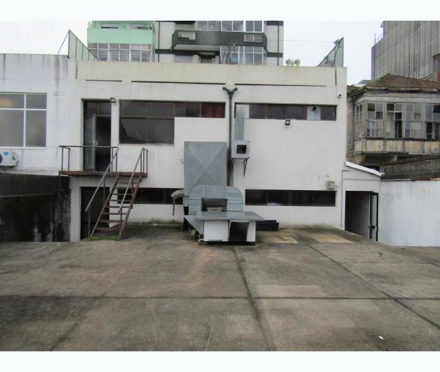 Espaço Comercial c/ Logradouro para Venda à Rotunda da Boavista