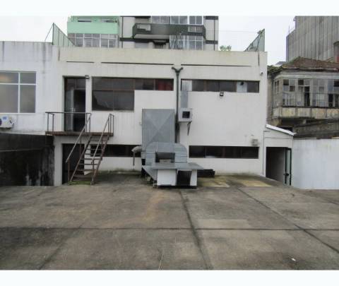 Espaço Comercial c/ Logradouro para Venda à Rotunda da Boavista