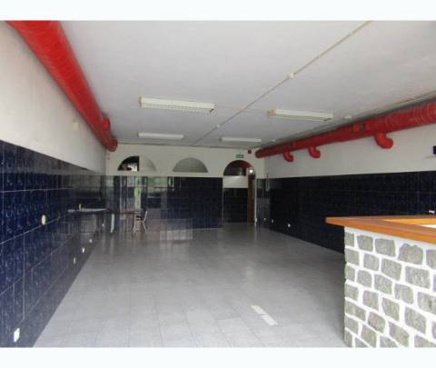 Espaço Comercial c/ Logradouro para Venda à Rotunda da Boavista