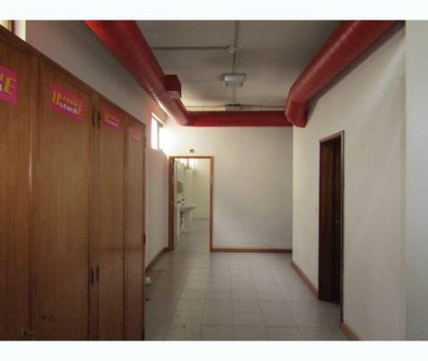 Espaço Comercial c/ Logradouro para Venda à Rotunda da Boavista