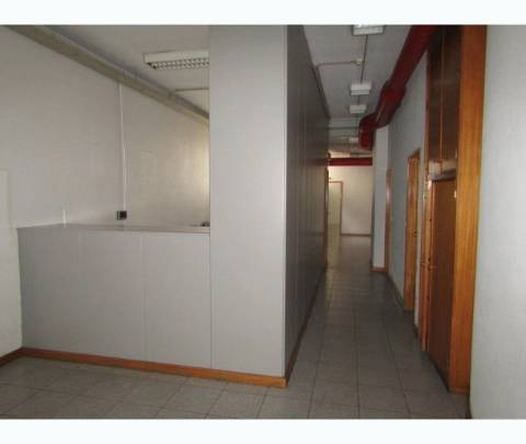 Espaço Comercial c/ Logradouro para Venda à Rotunda da Boavista