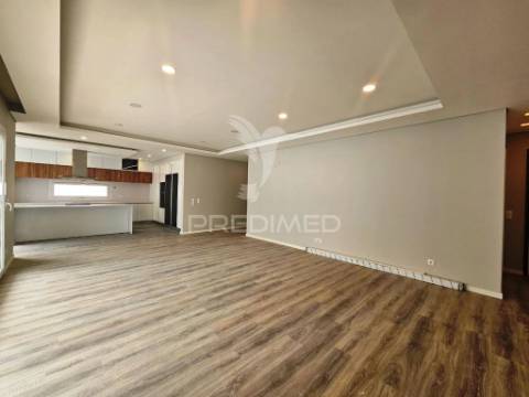 Moradia t4  c/garagem e piscina, pronta escriturar, azeitão