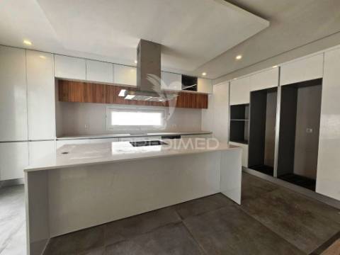 Moradia t4  c/garagem e piscina, pronta escriturar, azeitão