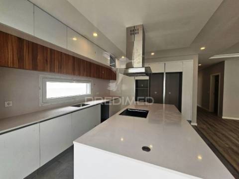 Moradia t4  c/garagem e piscina, pronta escriturar, azeitão