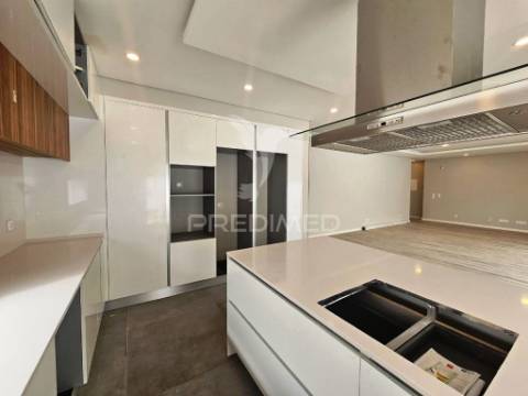 Moradia t4  c/garagem e piscina, pronta escriturar, azeitão