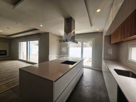 Moradia t4  c/garagem e piscina, pronta escriturar, azeitão