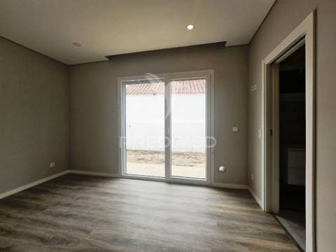 Moradia t4  c/garagem e piscina, pronta escriturar, azeitão